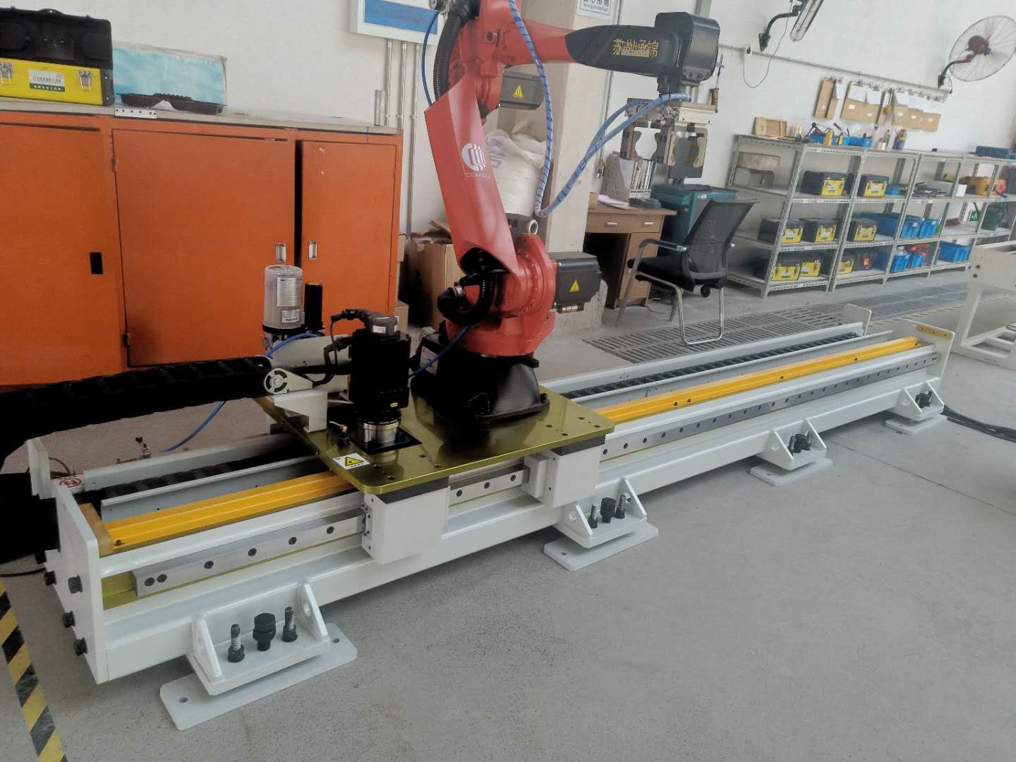 柯馬第七軸機(jī)器人應(yīng)用